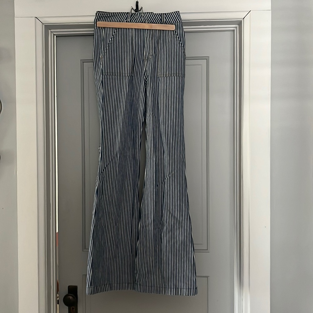 New Forever 21 Bell Bottom Jeans Size Small
